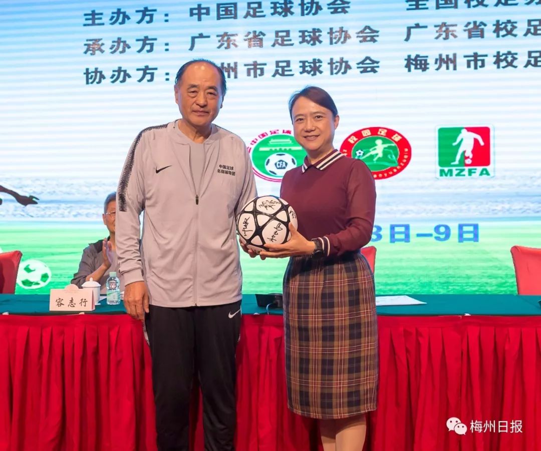 包含足球名宿再次出山指导，为球员传授宝贵经验的词条