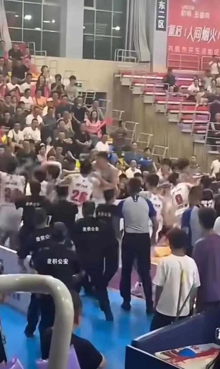 比赛场面激烈呈现出各方强烈的竞争态势