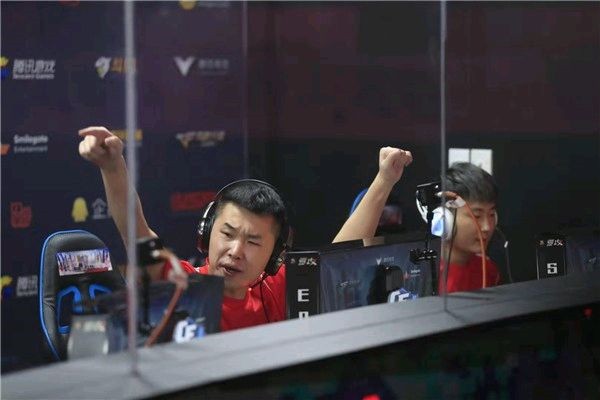 关于高智商战术成就辉煌表现，队伍团结一心的信息