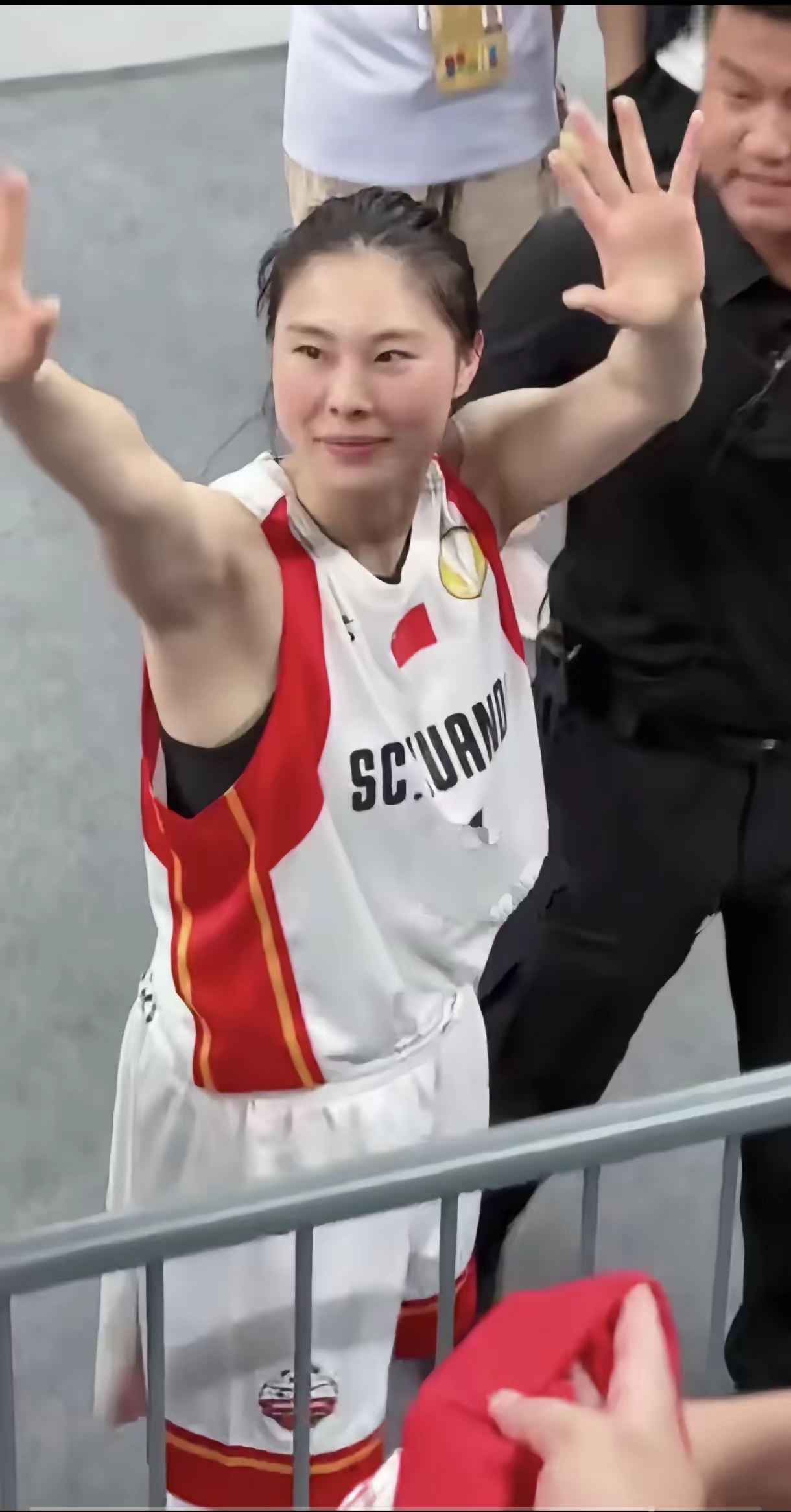 后卫发威！杨氏姐妹合砍20+12王思雨屡秀妙传抢眼