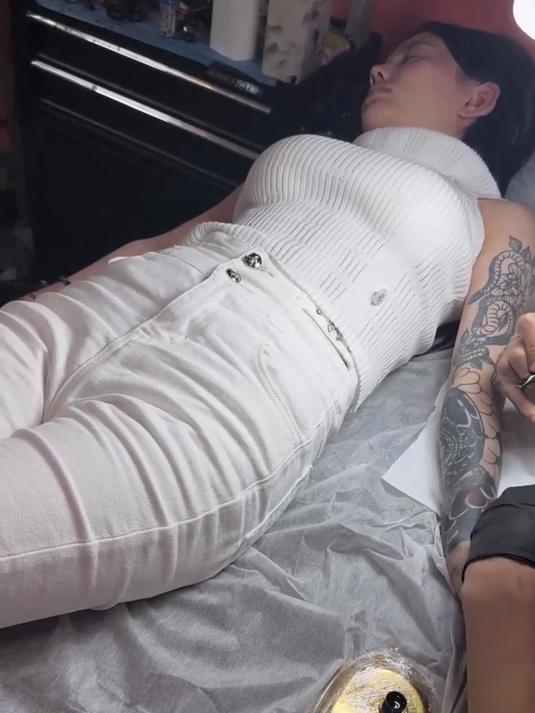 罗德里戈女友秀大花臂，这身材如何？