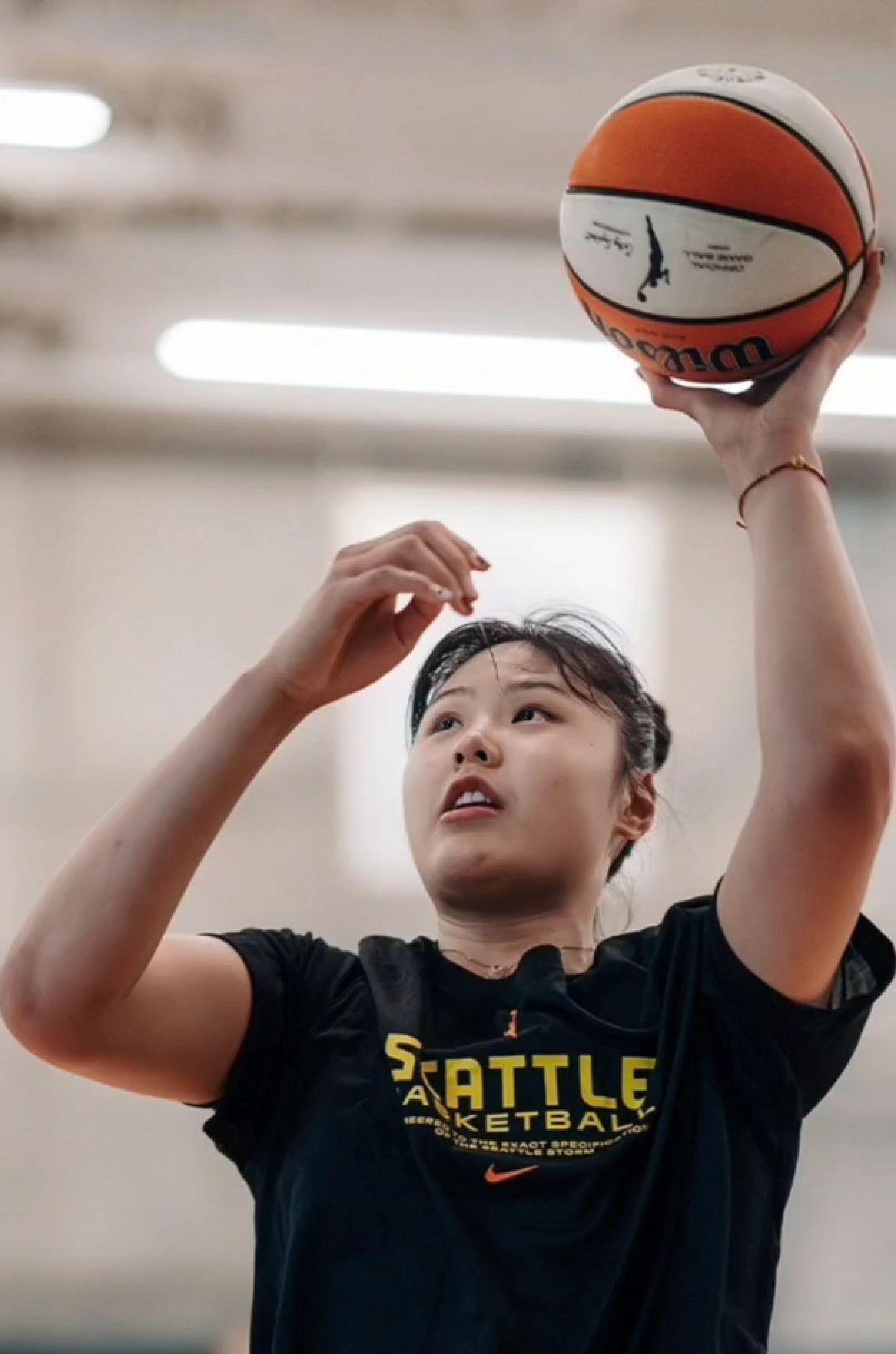 历史性时刻：WNBA历史上首位中国台北裔球员加盟女武神